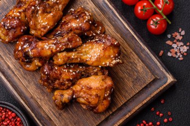 Teriyaki soslu, tuzlu, baharatlı ve susamlı tavuk kanadı.