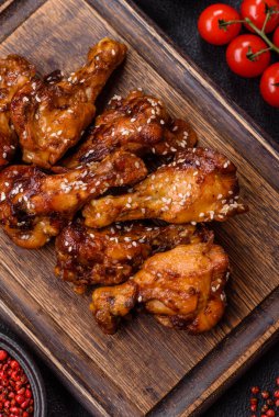 Teriyaki soslu, tuzlu, baharatlı ve susamlı tavuk kanadı.