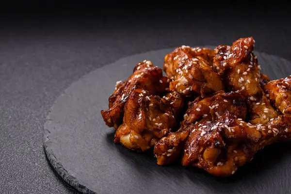 Teriyaki soslu, tuzlu, baharatlı ve susamlı tavuk kanadı.