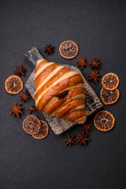 Lezzetli çıtır çıtır tatlı kruvasan kornet. Koyu beton arka planda çikolata var.