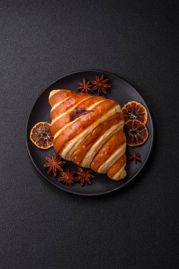 Lezzetli çıtır çıtır tatlı kruvasan kornet. Koyu beton arka planda çikolata var.