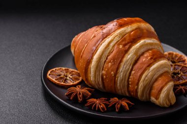 Lezzetli çıtır çıtır tatlı kruvasan kornet. Koyu beton arka planda çikolata var.