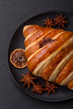 Lezzetli çıtır çıtır tatlı kruvasan kornet. Koyu beton arka planda çikolata var.