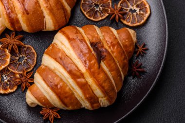 Lezzetli çıtır çıtır tatlı kruvasan kornet. Koyu beton arka planda çikolata var.