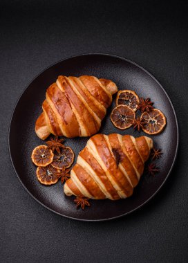 Lezzetli çıtır çıtır tatlı kruvasan kornet. Koyu beton arka planda çikolata var.