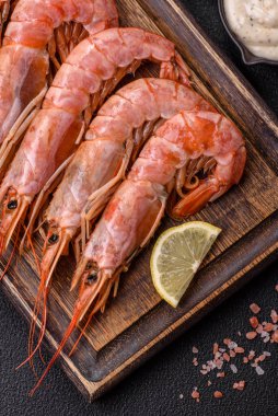 Kaplan karidesi ya da langoustine baharat ve tuzla kaynatılmış koyu beton arka planda