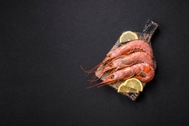Kaplan karidesi ya da langoustine baharat ve tuzla kaynatılmış koyu beton arka planda
