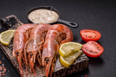 Kaplan karidesi ya da langoustine baharat ve tuzla kaynatılmış koyu beton arka planda