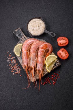 Kaplan karidesi ya da langoustine baharat ve tuzla kaynatılmış koyu beton arka planda