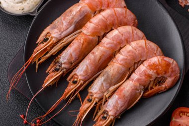Kaplan karidesi ya da langoustine baharat ve tuzla kaynatılmış koyu beton arka planda