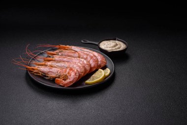Kaplan karidesi ya da langoustine baharat ve tuzla kaynatılmış koyu beton arka planda