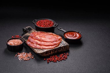 Tuz, baharat ve otlarla dilimlenmiş lezzetli tütsülenmiş et.