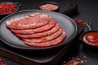 Tuz, baharat ve otlarla dilimlenmiş lezzetli tütsülenmiş et.