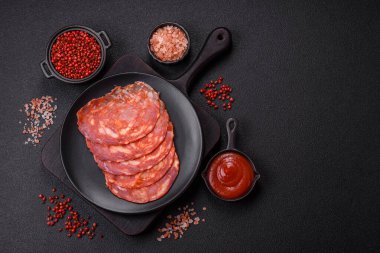 Tuz, baharat ve otlarla dilimlenmiş lezzetli tütsülenmiş et.