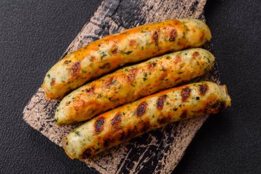 Lezzetli taze vejetaryen sosis veya sebze proteinli tofu veya seitan baklagillerden yapılmış sosis, arkaplanda tuz ve baharatlı yağsız buğday.