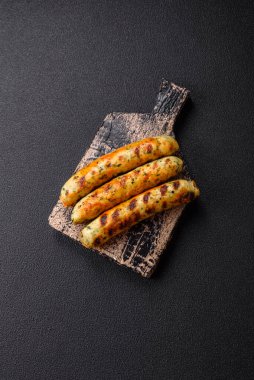 Lezzetli taze vejetaryen sosis veya sebze proteinli tofu veya seitan baklagillerden yapılmış sosis, arkaplanda tuz ve baharatlı yağsız buğday.