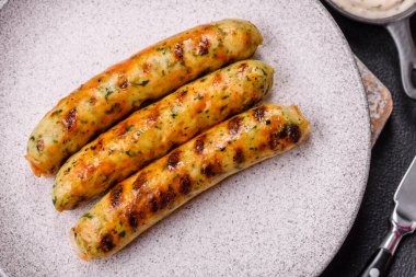 Lezzetli taze vejetaryen sosis veya sebze proteinli tofu veya seitan baklagillerden yapılmış sosis, arkaplanda tuz ve baharatlı yağsız buğday.