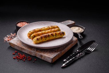 Lezzetli taze vejetaryen sosis veya sebze proteinli tofu veya seitan baklagillerden yapılmış sosis, arkaplanda tuz ve baharatlı yağsız buğday.