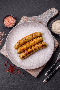 Lezzetli taze vejetaryen sosis veya sebze proteinli tofu veya seitan baklagillerden yapılmış sosis, arkaplanda tuz ve baharatlı yağsız buğday.