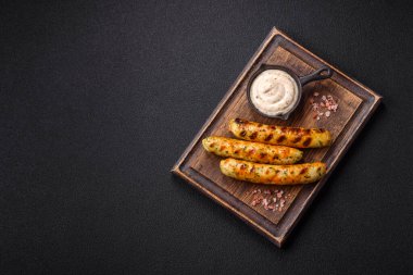 Lezzetli taze vejetaryen sosis veya sebze proteinli tofu veya seitan baklagillerden yapılmış sosis, arkaplanda tuz ve baharatlı yağsız buğday.