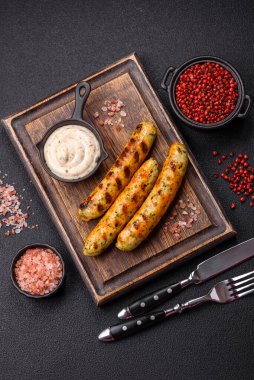 Lezzetli taze vejetaryen sosis veya sebze proteinli tofu veya seitan baklagillerden yapılmış sosis, arkaplanda tuz ve baharatlı yağsız buğday.