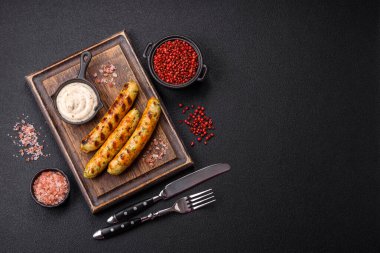 Lezzetli taze vejetaryen sosis veya sebze proteinli tofu veya seitan baklagillerden yapılmış sosis, arkaplanda tuz ve baharatlı yağsız buğday.