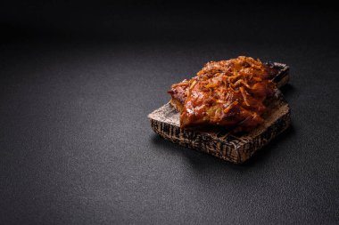 Lezzetli ızgara pirzola, ballı ve hardal soslu, tuzlu, baharatlı ve çimento kaplı.