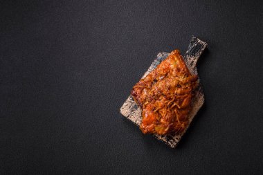 Lezzetli ızgara pirzola, ballı ve hardal soslu, tuzlu, baharatlı ve çimento kaplı.