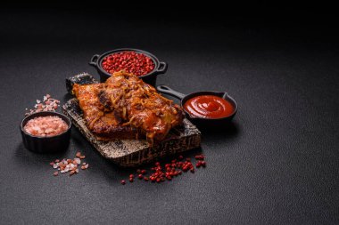 Lezzetli ızgara pirzola, ballı ve hardal soslu, tuzlu, baharatlı ve çimento kaplı.