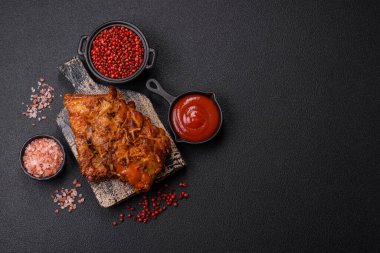 Lezzetli ızgara pirzola, ballı ve hardal soslu, tuzlu, baharatlı ve çimento kaplı.