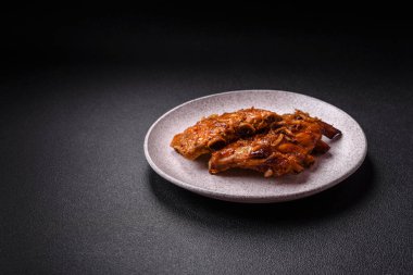 Lezzetli ızgara pirzola, ballı ve hardal soslu, tuzlu, baharatlı ve çimento kaplı.