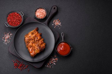 Lezzetli ızgara pirzola, ballı ve hardal soslu, tuzlu, baharatlı ve çimento kaplı.