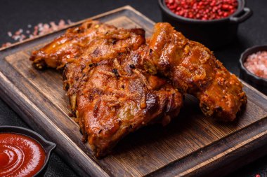 Lezzetli ızgara pirzola, ballı ve hardal soslu, tuzlu, baharatlı ve çimento kaplı.