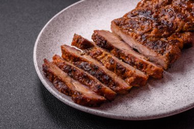 Karanlık bir arka planda taze sulu lezzetli biftek. Baharatlı ve otlu et yemeği.