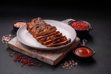 Karanlık bir arka planda taze sulu lezzetli biftek. Baharatlı ve otlu et yemeği.