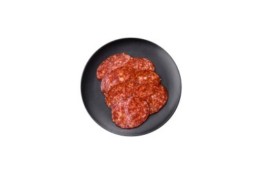 Lezzetli tütsülenmiş sucuklu sosis. Tuz, baharat ve otlarla dilimlenmiş. Koyu beton arka planda.