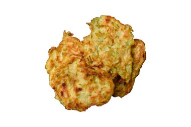 Sarımsaklı, tuzlu, baharatlı sebzeli kabaklı börek ve koyu beton arka planda beyaz soslu otlar.