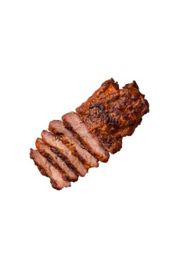 Karanlık bir arka planda taze sulu lezzetli biftek. Baharatlı ve otlu et yemeği.