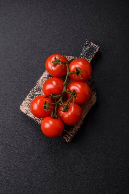 Evde yemek pişirmek için bir dal üzerinde sulu kırmızı kiraz domatesleri