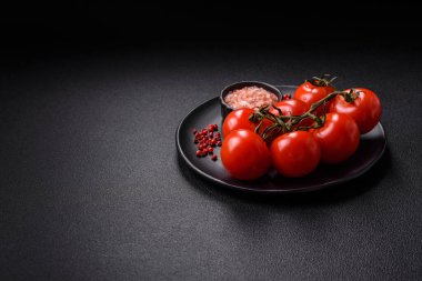 Evde yemek pişirmek için bir dal üzerinde sulu kırmızı kiraz domatesleri