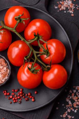Evde yemek pişirmek için bir dal üzerinde sulu kırmızı kiraz domatesleri