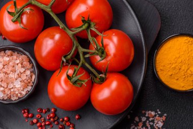 Evde yemek pişirmek için bir dal üzerinde sulu kırmızı kiraz domatesleri