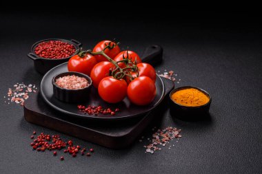 Evde yemek pişirmek için bir dal üzerinde sulu kırmızı kiraz domatesleri