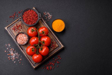 Evde yemek pişirmek için bir dal üzerinde sulu kırmızı kiraz domatesleri