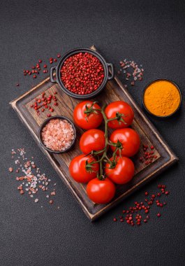 Evde yemek pişirmek için bir dal üzerinde sulu kırmızı kiraz domatesleri