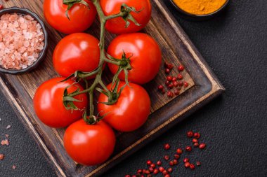 Evde yemek pişirmek için bir dal üzerinde sulu kırmızı kiraz domatesleri