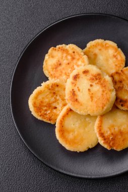 Seramik tabakta kuru üzüm ve tarçınlı lezzetli, taze peynirli krepler.