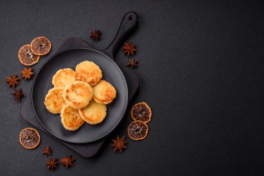 Seramik tabakta kuru üzüm ve tarçınlı lezzetli, taze peynirli krepler.