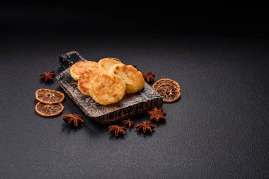 Seramik tabakta kuru üzüm ve tarçınlı lezzetli, taze peynirli krepler.