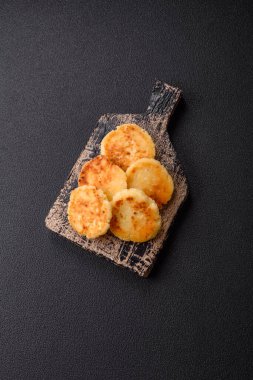 Seramik tabakta kuru üzüm ve tarçınlı lezzetli, taze peynirli krepler.